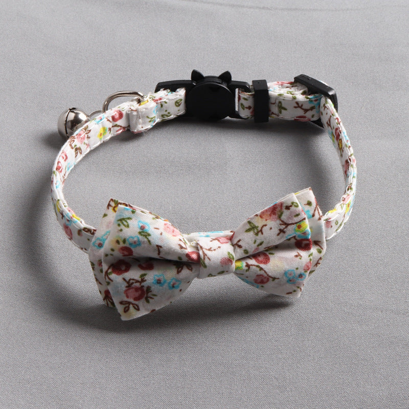 Idyllic cat collar with bow and bell